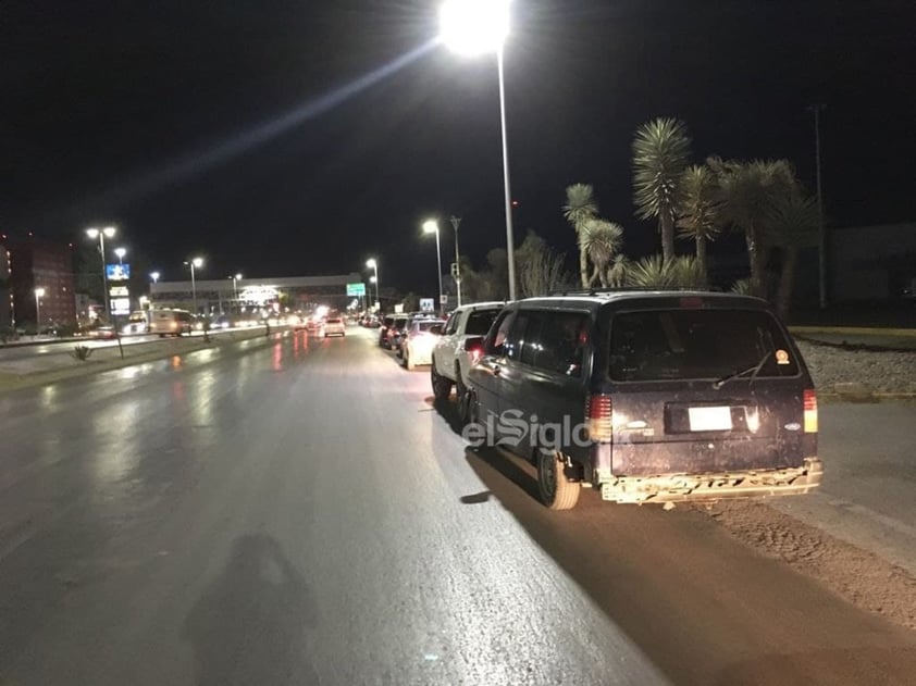 Forman filas en Coliseo de Torreón a horas de aplicación de segundas dosis contra COVID