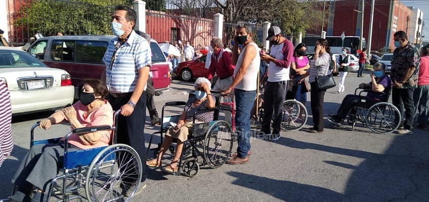 El desorden se generó minutos después de las 9 de la mañana al exterior de las células de vacunación ubicadas en la Facultad de Derecho y en el antiguo edificio de la Facultad de Ciencias Políticas y Sociales de la Universidad Autónoma de Coahuila (UAdeC).