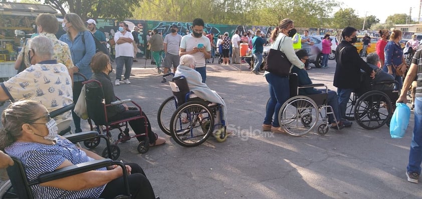 El desorden se generó minutos después de las 9 de la mañana al exterior de las células de vacunación ubicadas en la Facultad de Derecho y en el antiguo edificio de la Facultad de Ciencias Políticas y Sociales de la Universidad Autónoma de Coahuila (UAdeC).