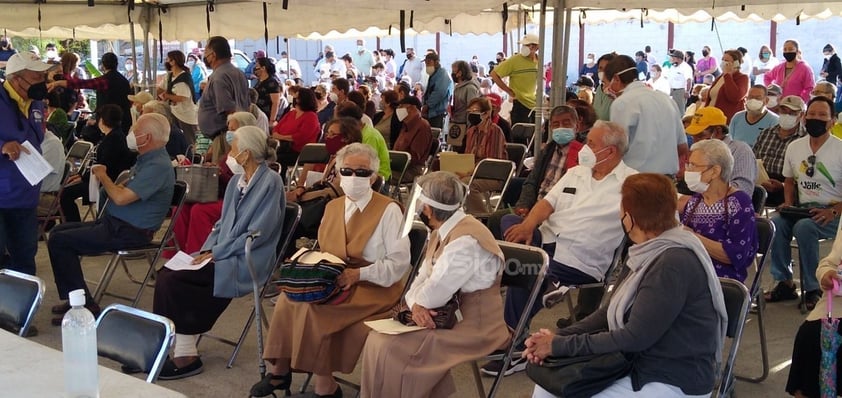 Al interior, las y los trabajadores de la salud, comenzaron a aplicar entre 200 y 240 dosis por bloque, esto mientras a las afueras había inconformidad y reclamos de los adultos mayores y sus familiares quienes pedían que algún Servidor de la Nación los orientara sobre el proceso de vacunación, esto también porque comenzaba a incrementarse la temperatura y los rayos del sol.