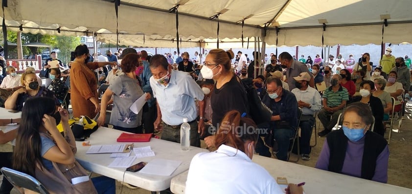 Al interior, las y los trabajadores de la salud, comenzaron a aplicar entre 200 y 240 dosis por bloque, esto mientras a las afueras había inconformidad y reclamos de los adultos mayores y sus familiares quienes pedían que algún Servidor de la Nación los orientara sobre el proceso de vacunación, esto también porque comenzaba a incrementarse la temperatura y los rayos del sol.