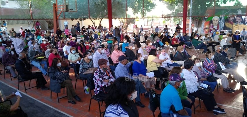 Al interior, las y los trabajadores de la salud, comenzaron a aplicar entre 200 y 240 dosis por bloque, esto mientras a las afueras había inconformidad y reclamos de los adultos mayores y sus familiares quienes pedían que algún Servidor de la Nación los orientara sobre el proceso de vacunación, esto también porque comenzaba a incrementarse la temperatura y los rayos del sol.