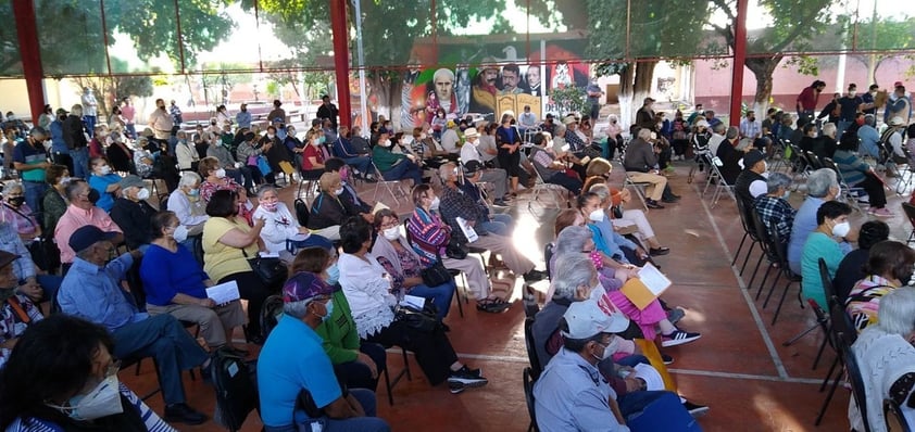 Al interior, las y los trabajadores de la salud, comenzaron a aplicar entre 200 y 240 dosis por bloque, esto mientras a las afueras había inconformidad y reclamos de los adultos mayores y sus familiares quienes pedían que algún Servidor de la Nación los orientara sobre el proceso de vacunación, esto también porque comenzaba a incrementarse la temperatura y los rayos del sol.