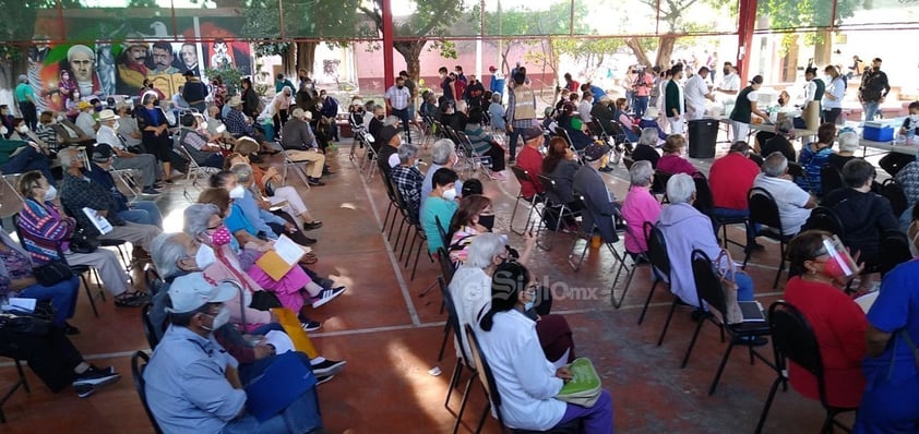 Al interior, las y los trabajadores de la salud, comenzaron a aplicar entre 200 y 240 dosis por bloque, esto mientras a las afueras había inconformidad y reclamos de los adultos mayores y sus familiares quienes pedían que algún Servidor de la Nación los orientara sobre el proceso de vacunación, esto también porque comenzaba a incrementarse la temperatura y los rayos del sol.