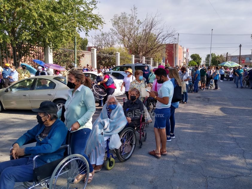 Muchas personas llegaron con bancos, sillas y botes para tomar asiento así como también con sombrillas.