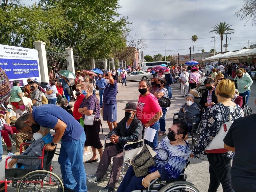 Muchas personas llegaron con bancos, sillas y botes para tomar asiento así como también con sombrillas.