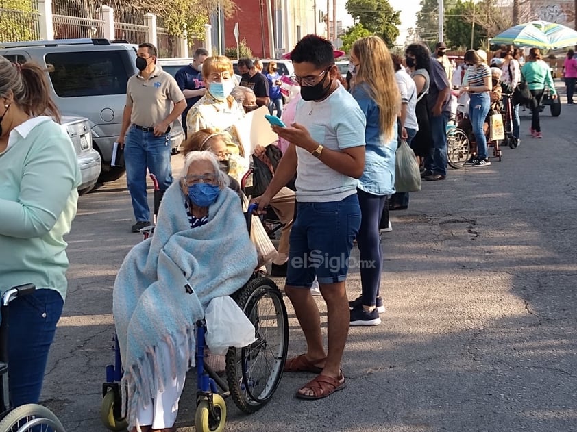 Muchas personas llegaron con bancos, sillas y botes para tomar asiento así como también con sombrillas.