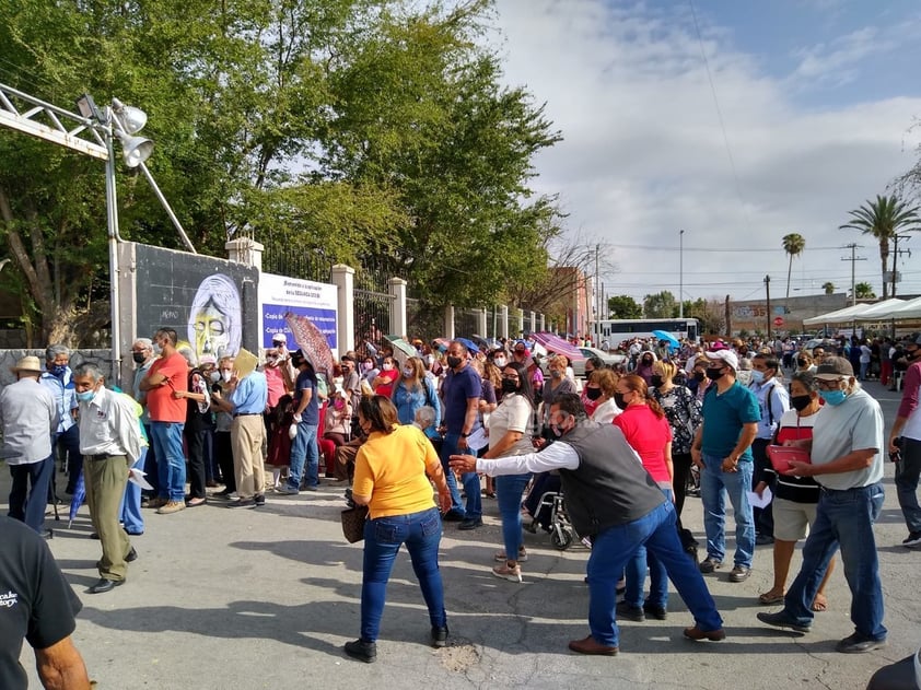 Muchas personas llegaron con bancos, sillas y botes para tomar asiento así como también con sombrillas.