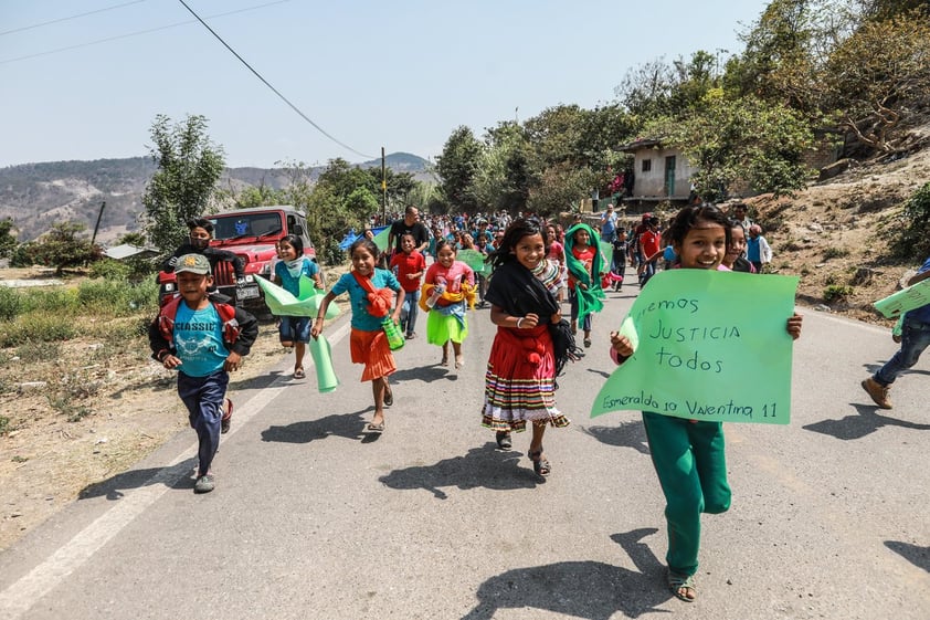 Marchan menores contra violencia en Guerrero