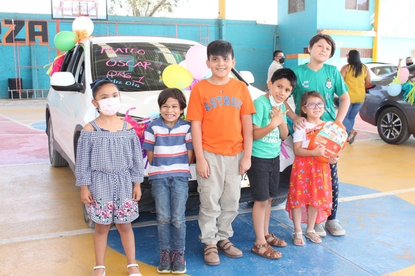 Festejan su día con regalos y dulces