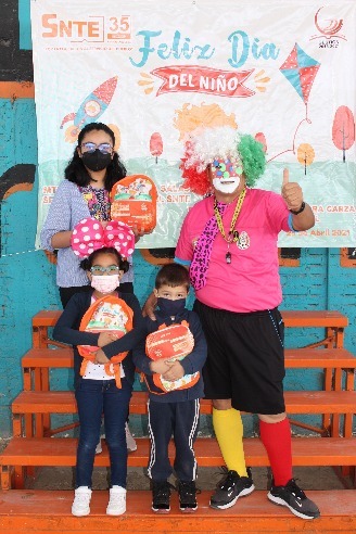 Festejan su día con regalos y dulces