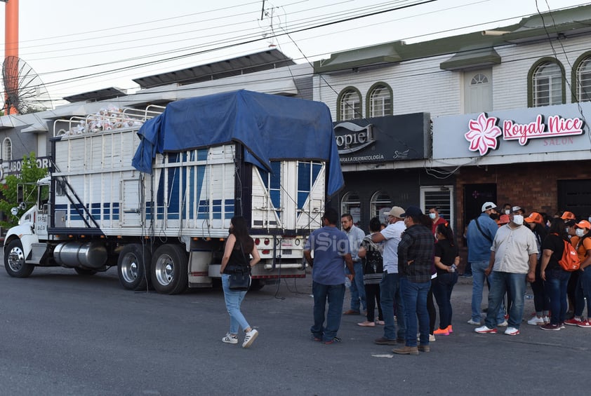 Sorprenden a extitular de Transito en Lerdo con camión cargado de despensas en Gómez Palacio