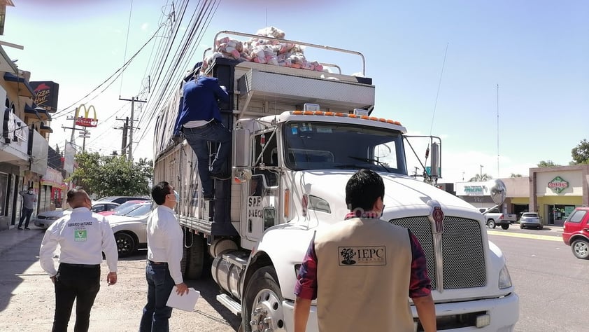 Sorprenden a extitular de Transito en Lerdo con camión cargado de despensas en Gómez Palacio