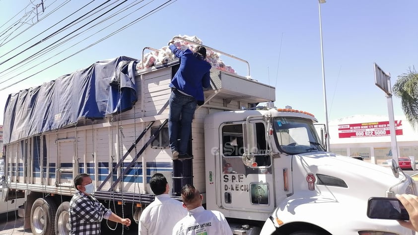 Sorprenden a extitular de Transito en Lerdo con camión cargado de despensas en Gómez Palacio