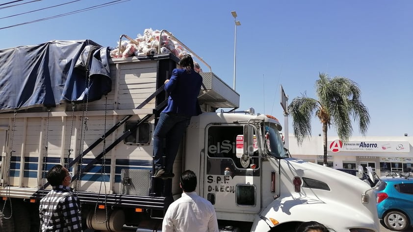 Sorprenden a extitular de Transito en Lerdo con camión cargado de despensas en Gómez Palacio