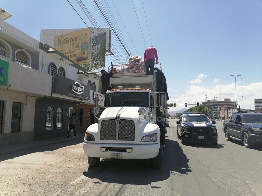 Sorprenden a extitular de Transito en Lerdo con camión cargado de despensas en Gómez Palacio