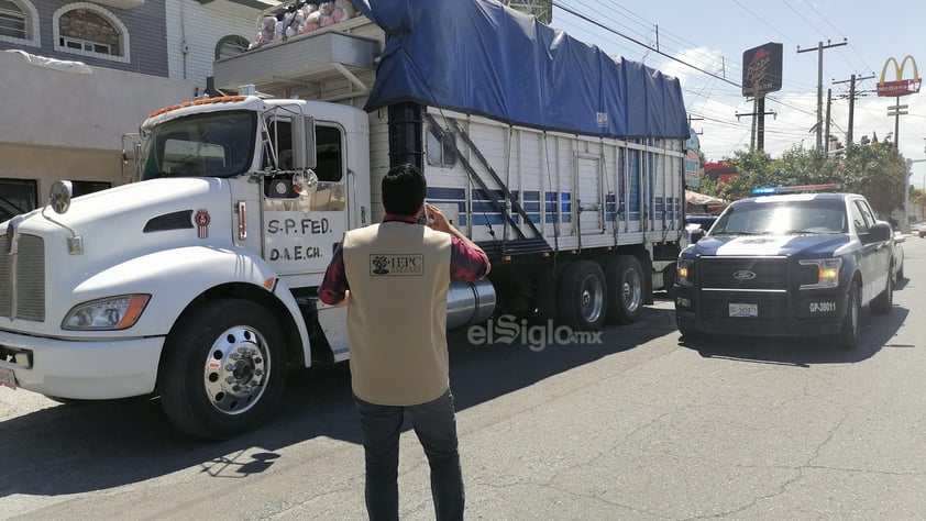 Sorprenden a extitular de Transito en Lerdo con camión cargado de despensas en Gómez Palacio