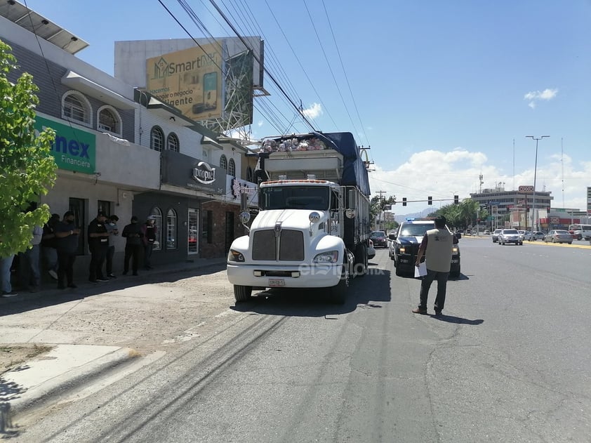 Sorprenden a extitular de Transito en Lerdo con camión cargado de despensas en Gómez Palacio