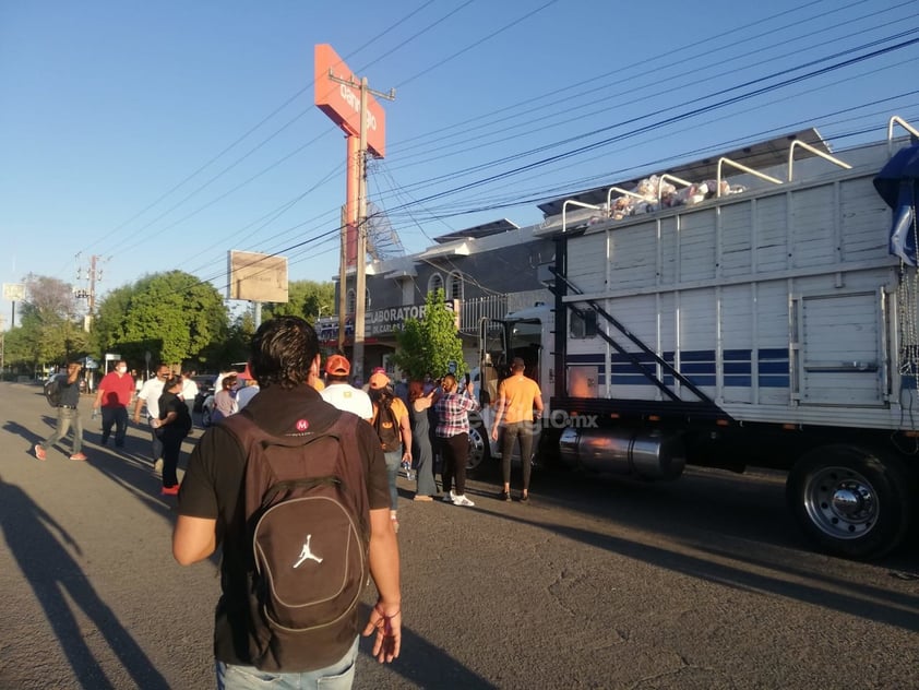 Sorprenden a extitular de Transito en Lerdo con camión cargado de despensas en Gómez Palacio