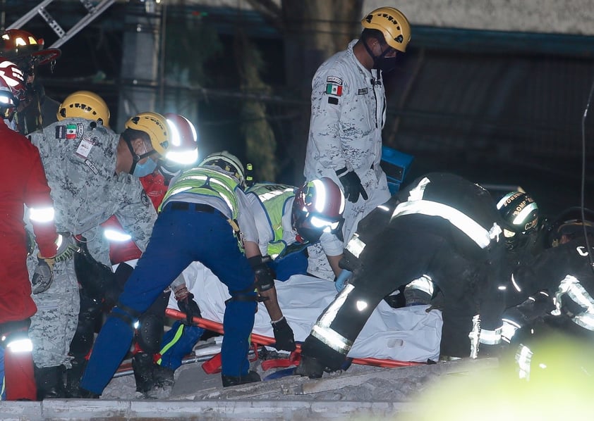 Las primeras imágenes de vídeo muestran cómo dos vagones del metro cayeron sobre la avenida en la que en esos momentos circulaban decenas de vehículos.