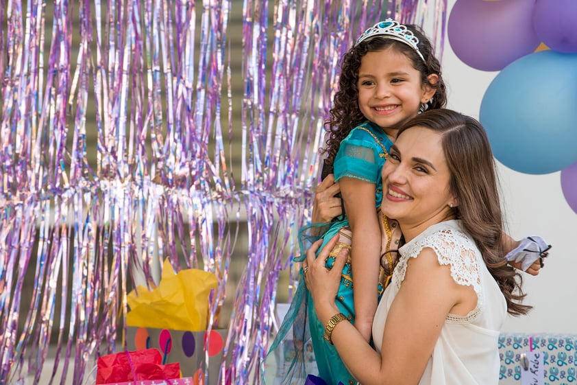 PIÑATA. Fernanda Rodríguez de la Torre con su
mamá, festejando su quinto cumpleaños