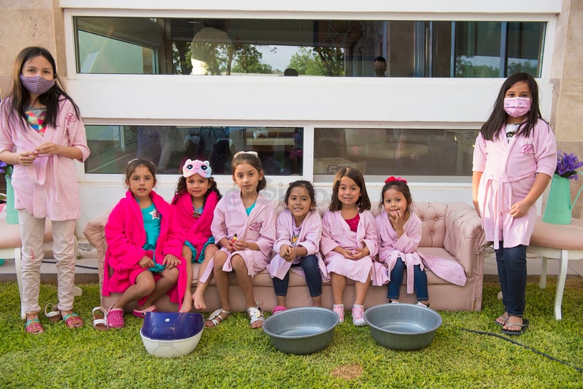 Fernanda acompañada de sus amigas Sofi, Luciana, Renata, Romina, Mariangel, Regina y Renata.