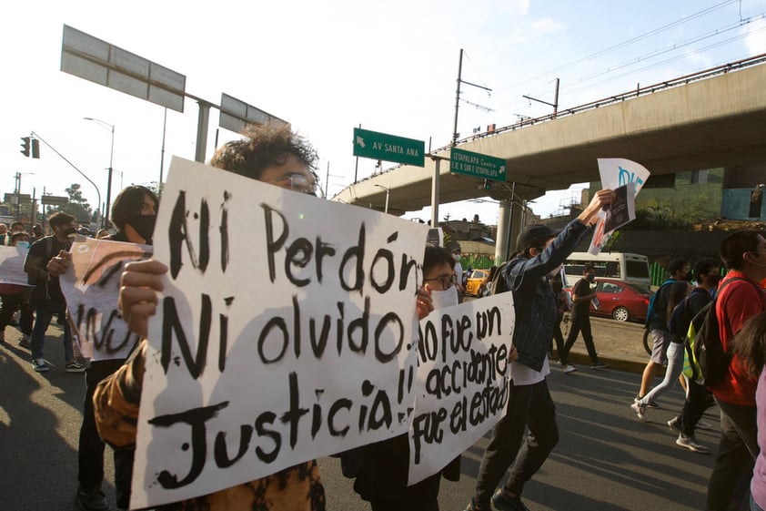 Toman las calles en CDMX por colapso del Metro que ha dejado 26 muertos