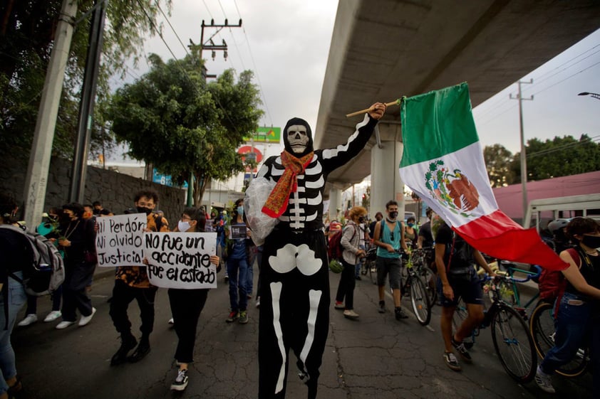 Toman las calles en CDMX por colapso del Metro que ha dejado 26 muertos