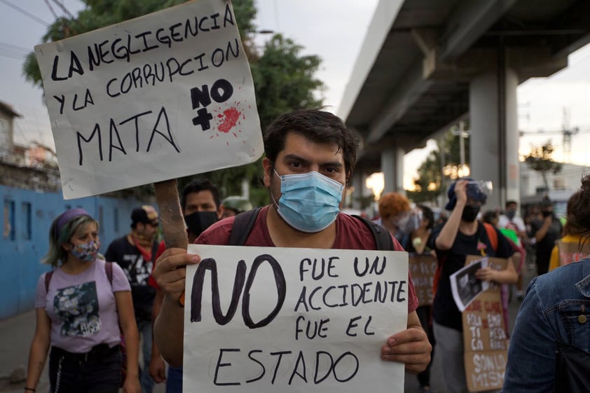 Toman las calles en CDMX por colapso del Metro que ha dejado 26 muertos