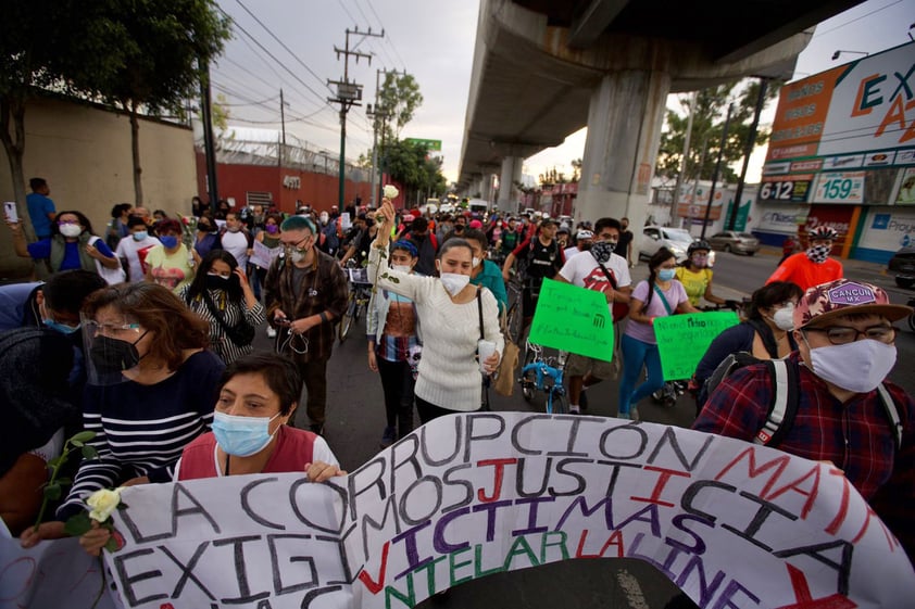 Toman las calles en CDMX por colapso del Metro que ha dejado 26 muertos