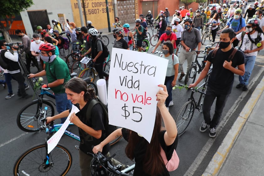 Toman las calles en CDMX por colapso del Metro que ha dejado 26 muertos