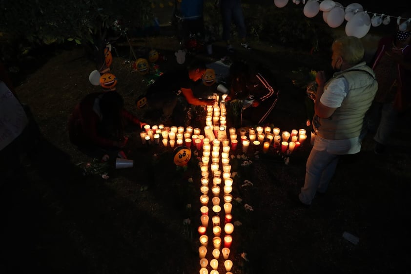 Toman las calles en CDMX por colapso del Metro que ha dejado 26 muertos