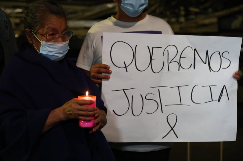 Toman las calles en CDMX por colapso del Metro que ha dejado 26 muertos