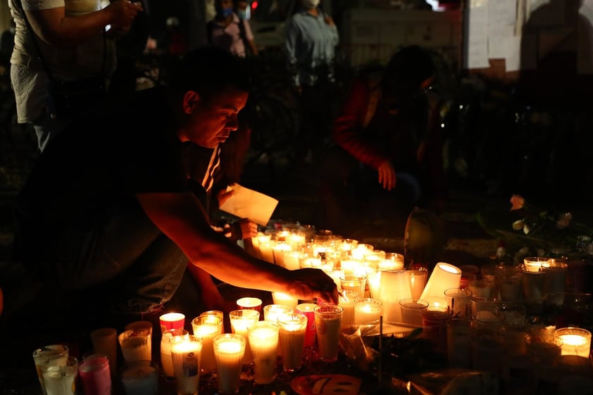 Toman las calles en CDMX por colapso del Metro que ha dejado 26 muertos