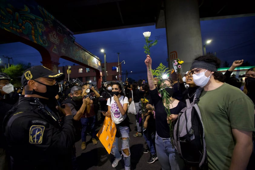 Toman las calles en CDMX por colapso del Metro que ha dejado 26 muertos