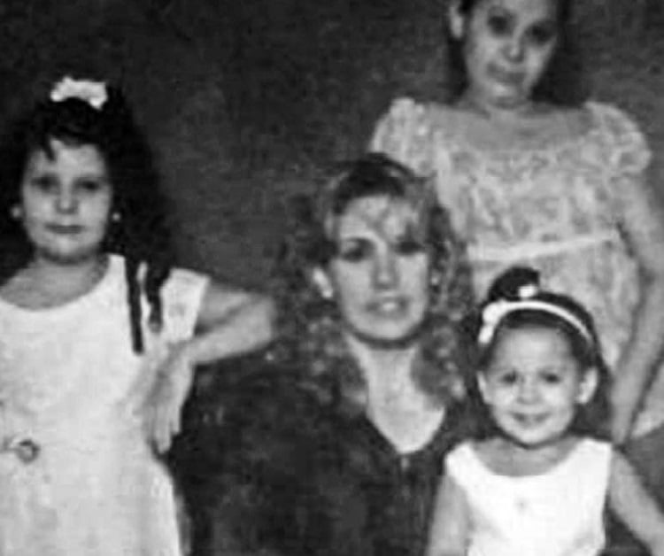 La señora Guillermina González acompañada por sus hijas en el año 2002.