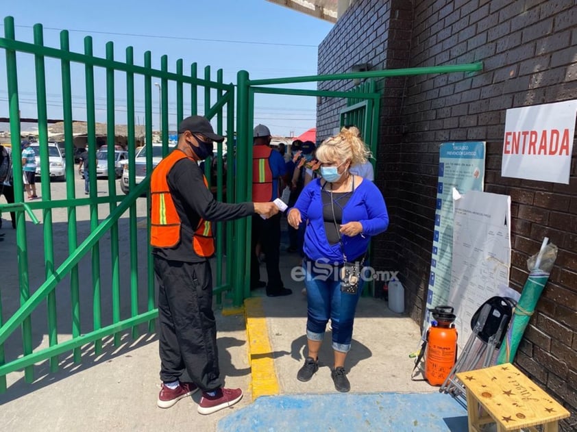 Visitan a madres fallecidas en panteones de Torreón