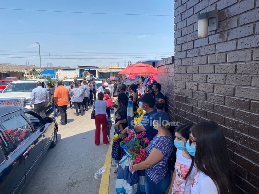 Visitan a madres fallecidas en panteones de Torreón