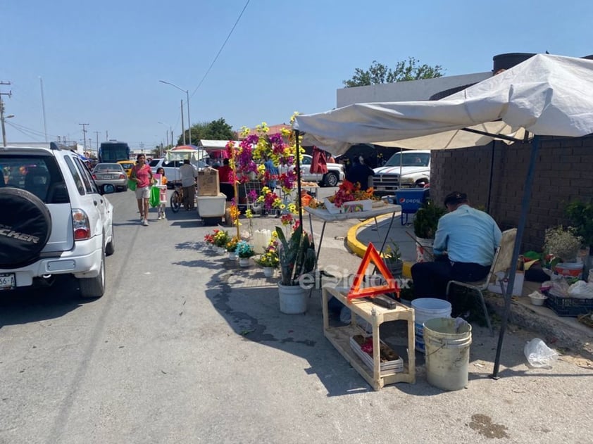 Visitan a madres fallecidas en panteones de Torreón