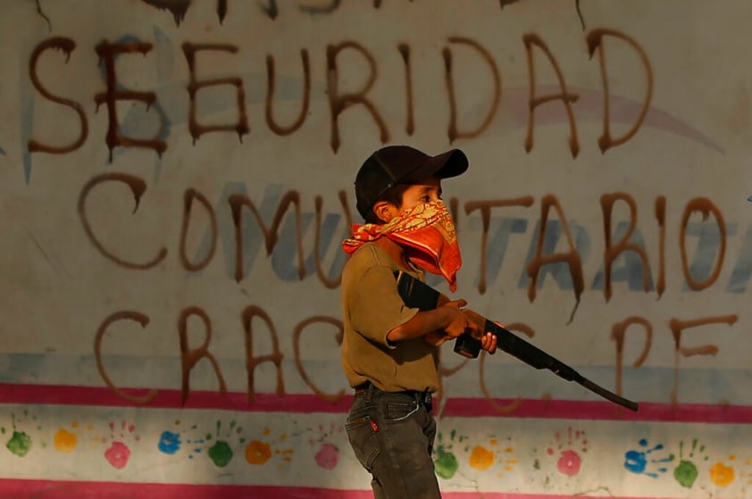 A Valentín le gusta aprender a disparar. De mayor quiere ser policía. “Ya he tirado, me enseñó mi hermano en el campo”. En su casa, sólo toma el arma para los desfiles. “Cuando sea más grande la voy a ocupar porque (ahora) puede ser peligroso”.