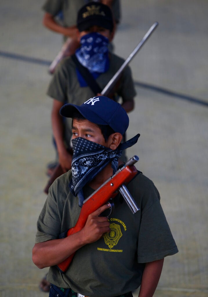 Geovanni Martínez, su primo, de 11 años, está menos interesado en los entrenamientos porque tiene mucho trabajo. “Cuido los chivos, terminando voy con mis marranos y luego a dar agua a Filomena”, su burra. Si queda tiempo, juega al básquet. Quiere regresar a la escuela -paralizada por la pandemia del coronavirus- y cuando le preguntan si dispararía a un enemigo contesta contundente: “¡Noo!”