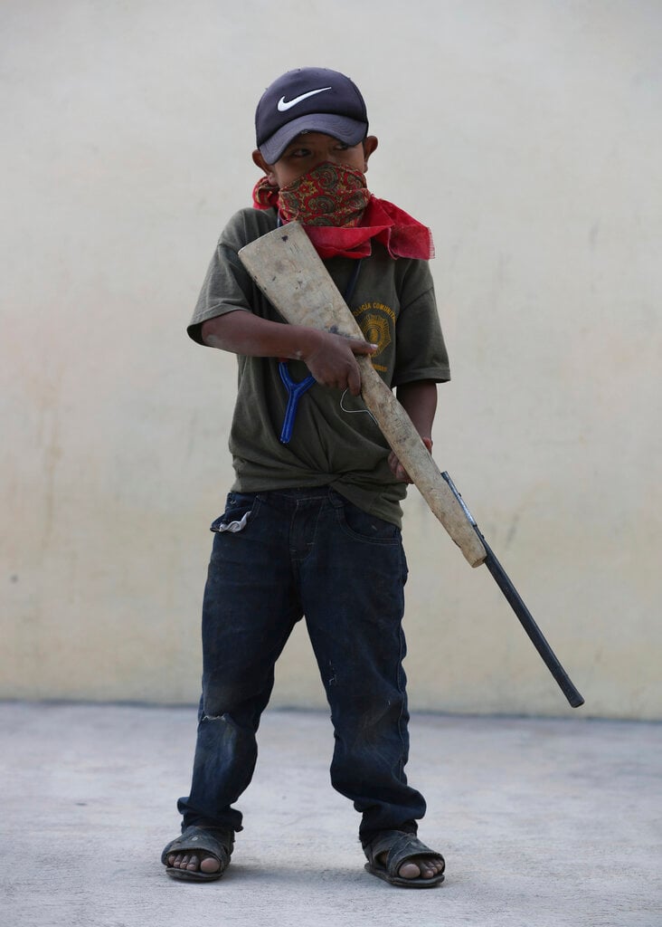 El ambiente es festivo en esta comunidad de casas de adobe y unos 2,000 habitantes, 600 de ellos niños, custodiada en sus entradas por su propia policía. Las únicas armas visibles son rudimentarias escopetas.