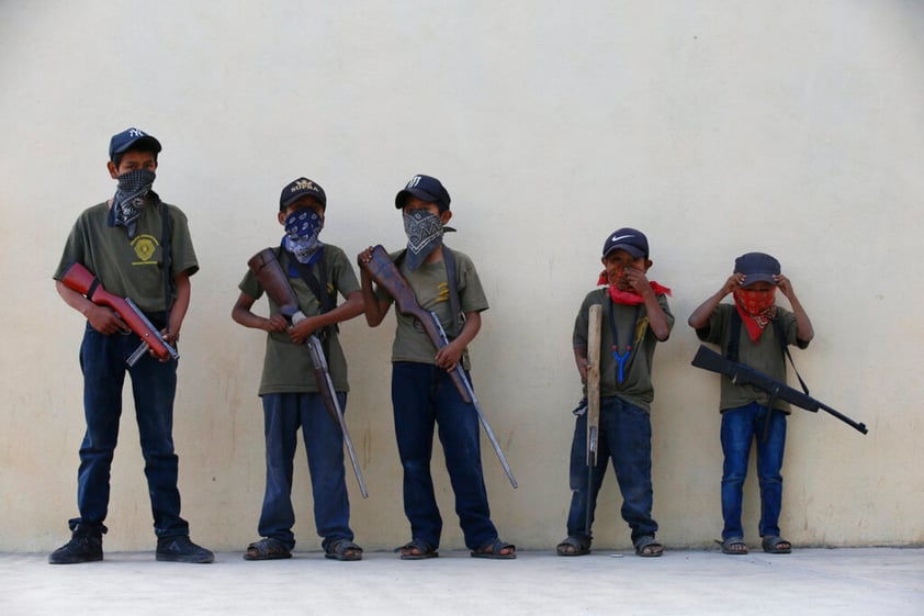 La impactante imagen es un grito desesperado desde una zona que acumula una larga historia de violencia, asedios y abandono: si el gobierno no nos ayuda, nos defenderemos, incluso armando a los niños.