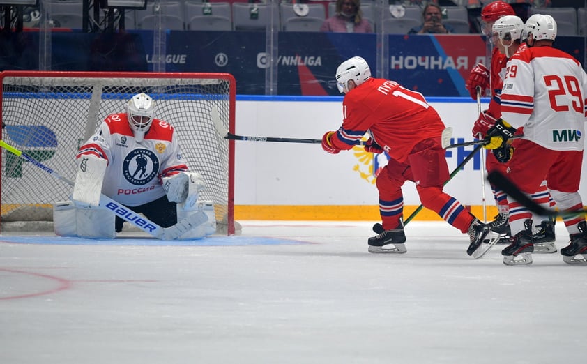 El jefe del Kremlin, que aprendió a patinar de adulto (2011), acabó marcando nueve de los 13 tantos de su equipo, las 'Leyendas del hockey', que derrotó con claridad a su rival (13-9).