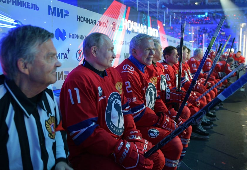 Ejerció de árbitro el presidente de la Federación Internacional de Hockey sobre Hielo (IIHF), René Fasel, con el que Putin abordó la organización del Mundial que se celebrará en 2023 en San Petersburgo.