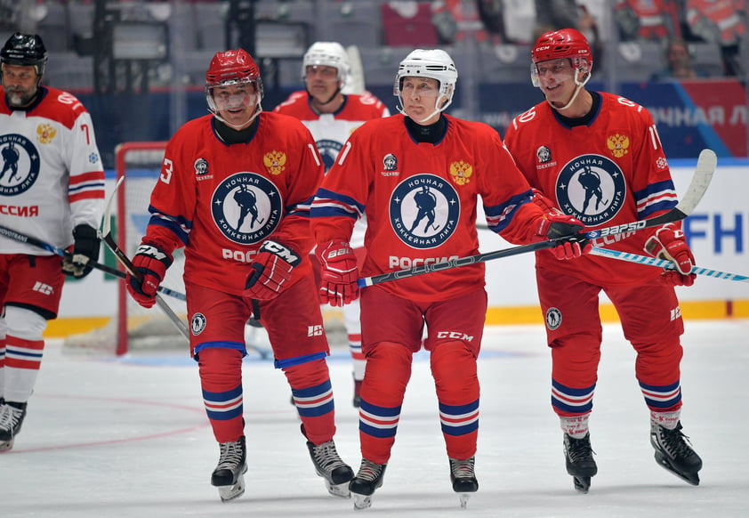 El presidente ruso, Vladímir Putin, se volvió a poner este lunes los patines para disputar en el balneario de Sochi (mar Negro) el tradicional partido benéfico de hockey sobre hielo tras el Día de la Victoria sobre la Alemania nazi.