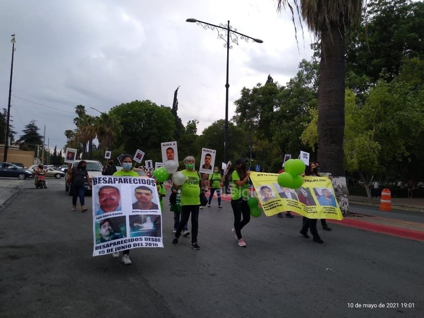 Retiran fotografías de desaparecidos colocadas en árbol en Saltillo