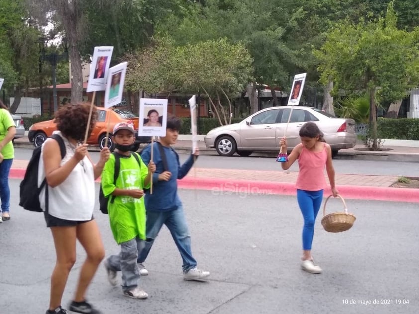 Retiran fotografías de desaparecidos colocadas en árbol en Saltillo