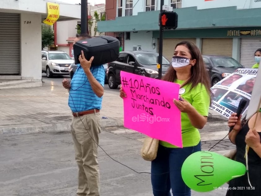 Retiran fotografías de desaparecidos colocadas en árbol en Saltillo