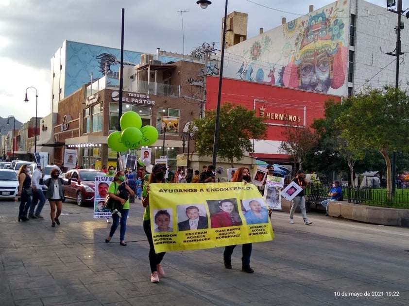 Retiran fotografías de desaparecidos colocadas en árbol en Saltillo